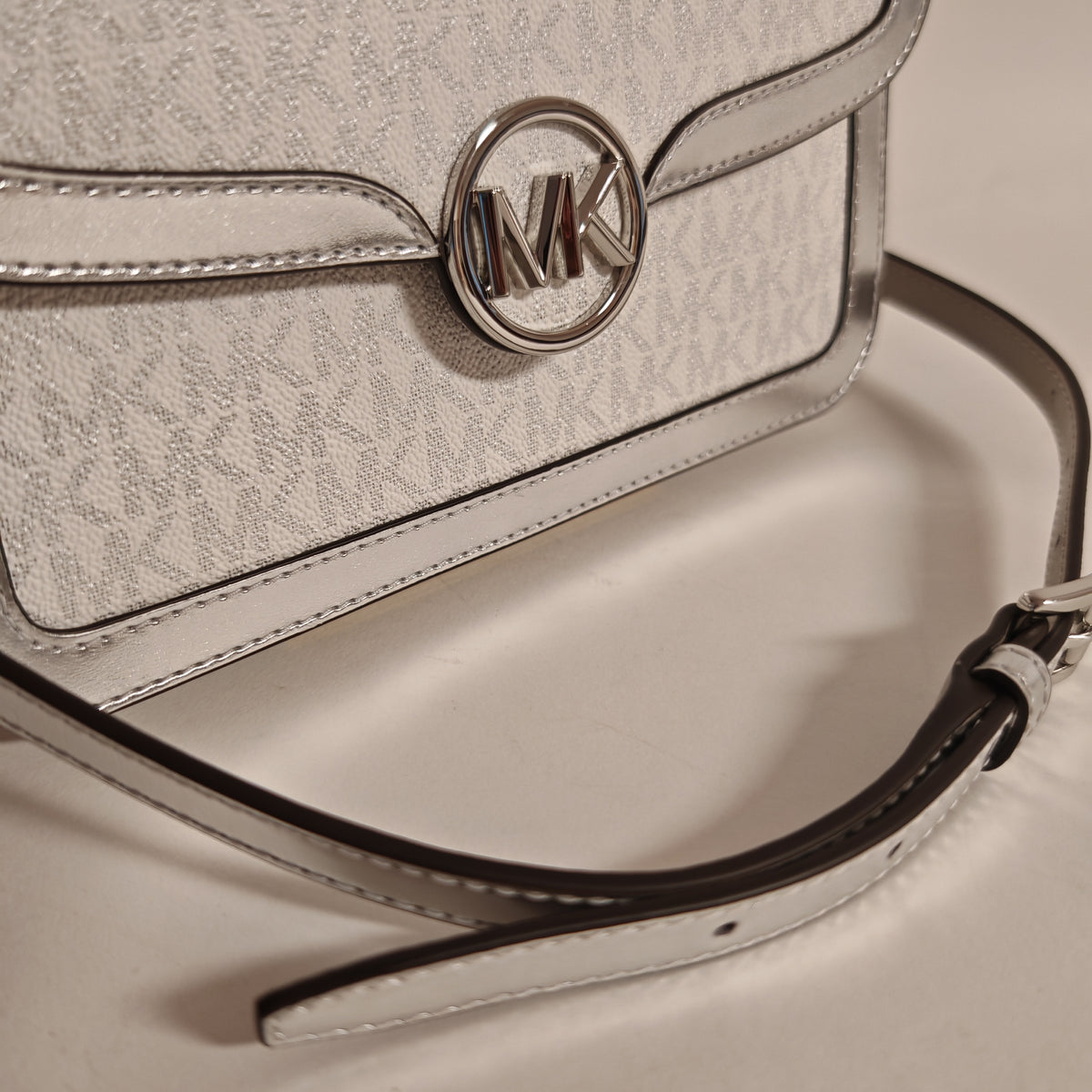 Leida Medium Flap Chain Messenger - White