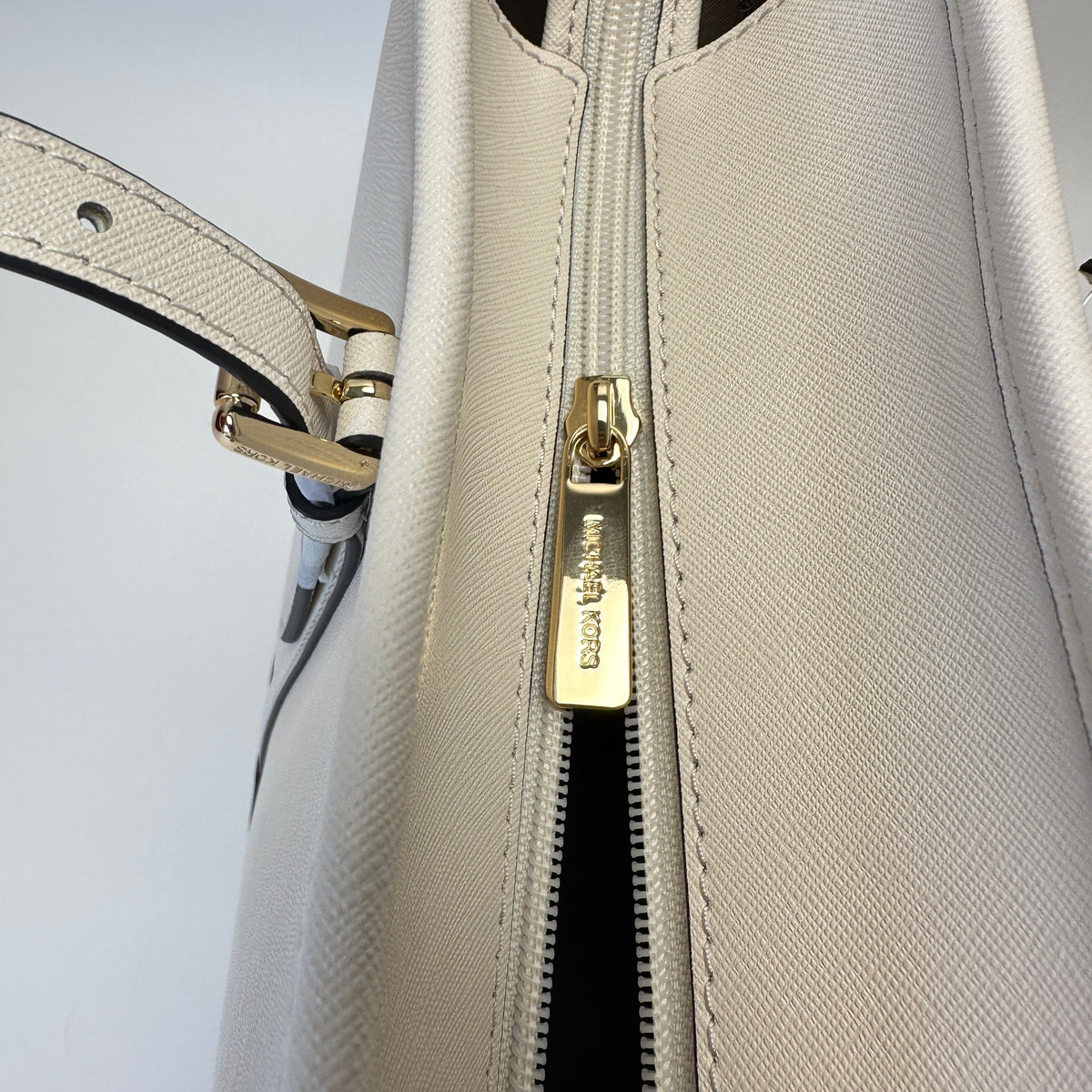 Jet Set Travel Large Shoulder Tote - Light Cream